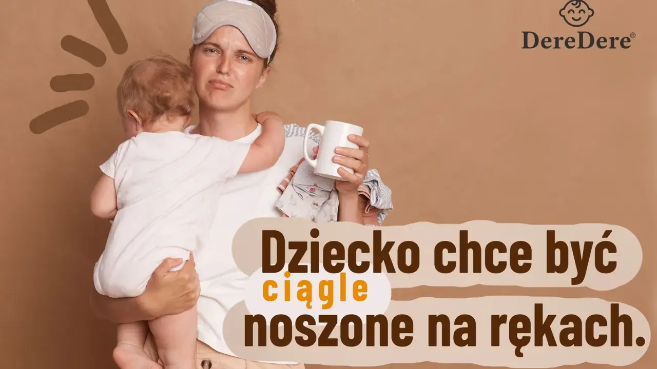 Zmęczona mama z opaską na oczach trzyma płaczące roczne dziecko, które ciągle chce na ręce. Obok kubek i stosik ubranek.