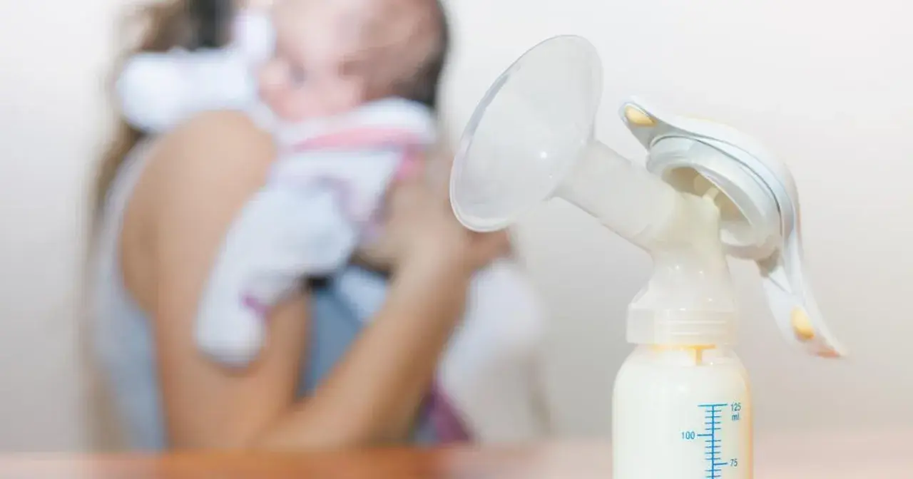 Laktator z butelką mleka, w tle mama z dzieckiem. Zastanawiasz się, ile trwa nawał mleczny?