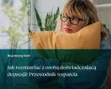 Kobieta z poduszką, smutna. Przewodnik wsparcia: jak pomóc dorosłej córce w depresji.