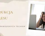 Młoda kobieta z nerwowością i agresją przyczynami stresu, chwyta się za głowę przed laptopem. Redukcja stresu.