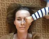 Kiedy mam dość swojego dziecka, jego rączka w paski zasłania mi oko. Leżymy na dywanie.