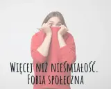 Przerażona nastolatka ukrywa twarz w bluzie. Tekst: "Więcej niż nieśmiałość. Fobia społeczna".