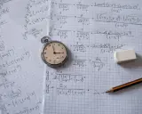 Zegar tyka, a przed Tobą zadania z matury matematyki. Czas ucieka, a wzory na kartce zdają się nie kończyć.