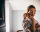 Matka tuli maleństwo, które zasypia i nie odbija. Spokój i miłość w jej oczach.