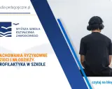 Młody człowiek w słuchawkach, symbolizujący **zachowania ryzykowne dzieci i młodzieży**. Temat profilaktyki w szkole.