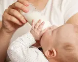 Dziecko pije mleko modyfikowane z butelki. Karmienie to może mieć różne konsekwencje dla rozwoju malucha.