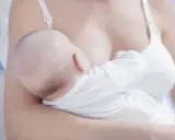 Ciepłe, nocne karmienie piersią. Maluch wtulony w mamę, czuje się bezpiecznie.