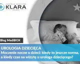 Chłopiec śpi z misiem, a tekst informuje o moczeniu nocnym u dzieci. Kiedy dziewczynki sikają w nocy, warto wiedzieć, kiedy to norma.