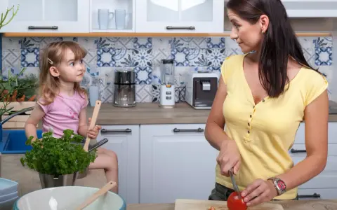 Mama i córka w kuchni, uczą się gotować. Dzieci poznają dni tygodnia, pomagając w przygotowaniu posiłków.