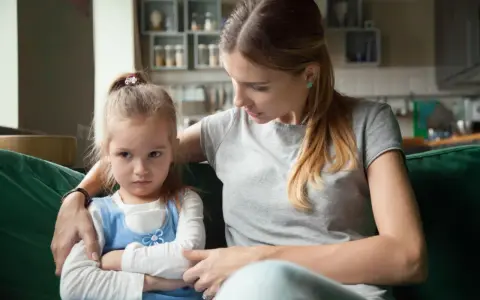 Matka uspokaja obrażoną córkę. Poradnik: jak opanować złość na dziecko, gdy emocje biorą górę.