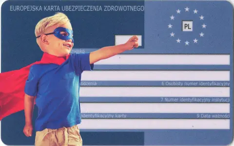 Mały superbohater z czerwoną peleryną i niebieską maską pozuje na tle karty EKUZ dla dziecka.