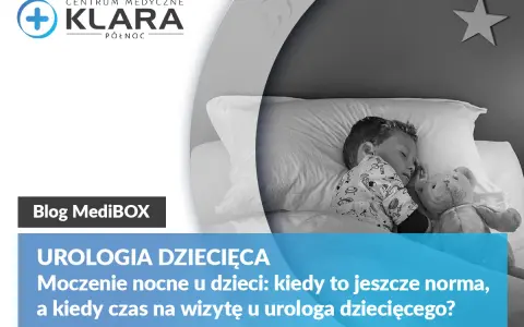 Chłopiec śpi spokojnie z misiem. Czy dziecko nie czuje, że sika w nocy? Artykuł o moczeniu nocnym u dzieci.