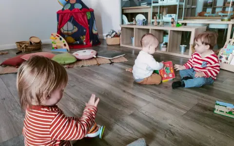 Dzieci bawią się książeczkami, co może oznaczać, że kiedy dziecko jest gotowe na odpieluchowanie, zaczyna interesować się światem i nowymi aktywnościami.