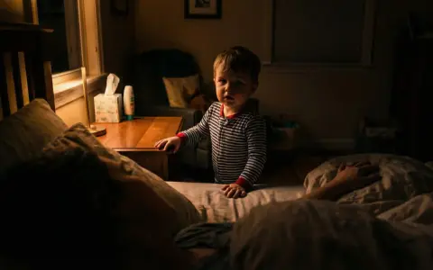 Mały chłopiec w piżamie stoi przy łóżku. Co zrobić, gdy dziecko nie wraca na noc do domu?
