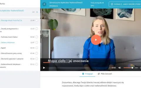 Kobieta tłumaczy, dlaczego dziecko nie lubi dotyku. Kurs "Sensoryczna Apteczka: Nadwrażliwość dotykowa".