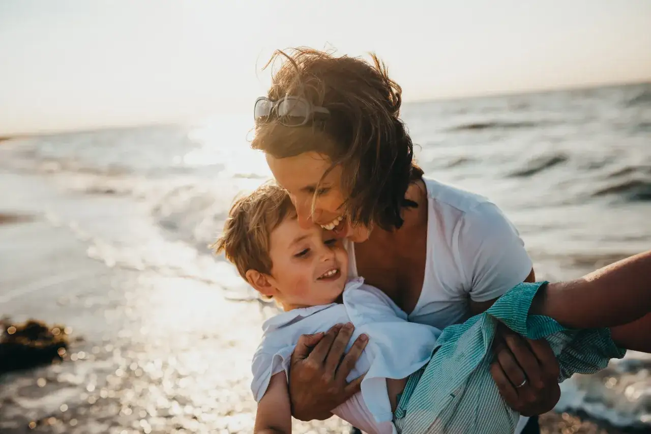 Mama tuli do dziecka na plaży, choć czasem czuje, że nie radzę sobie z dzieckiem, to chwile takie jak te są bezcenne.
