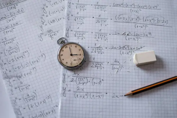 Zegar tyka, a przed Tobą zadania z matury matematyki. Czas ucieka, a wzory na kartce zdają się nie kończyć.